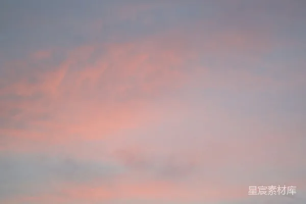 高清摄影 夕阳或日出时的粉红色和蓝色的云朵。