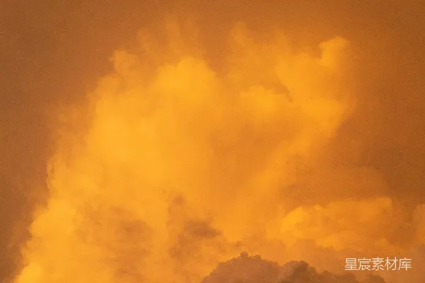 高清摄影 夕阳时分的戏剧性橙色云朵