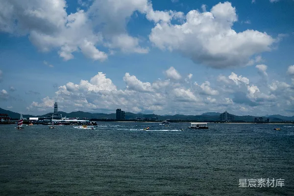高清摄影 水面漂浮着船只的一片水域