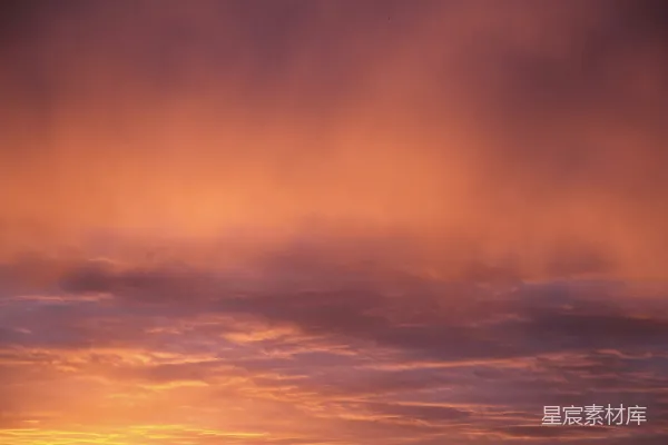 高清摄影 绚烂的夕阳云彩，橙紫交织的色彩