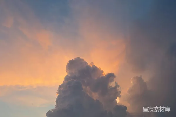高清摄影 暗云笼罩着橙蓝相间的夕阳天空。