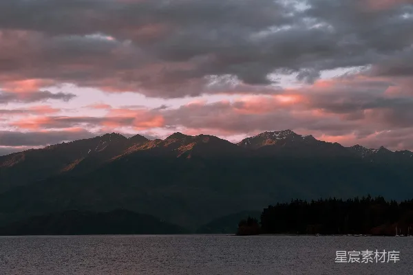 高清摄影 背景中有许多山的大型水域