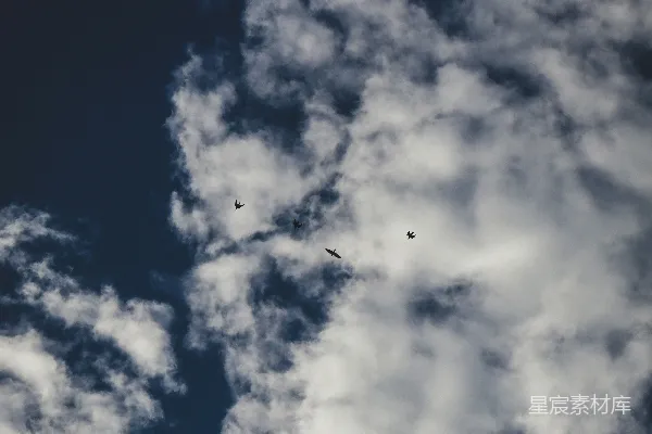 高清摄影 几架飞机在云层中的天空中飞行