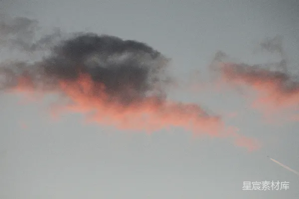 高清摄影 夕阳时分乌云中夹杂着粉红的色彩