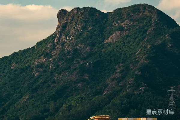 高清摄影 背景有一座大山的城市