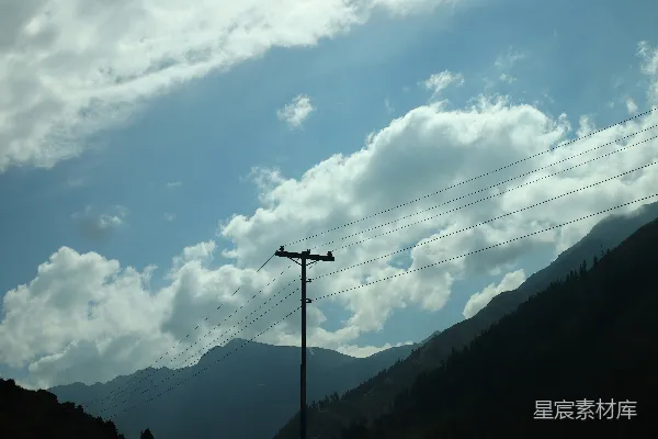 高清摄影 前景中的一根电话杆，背景中有山。