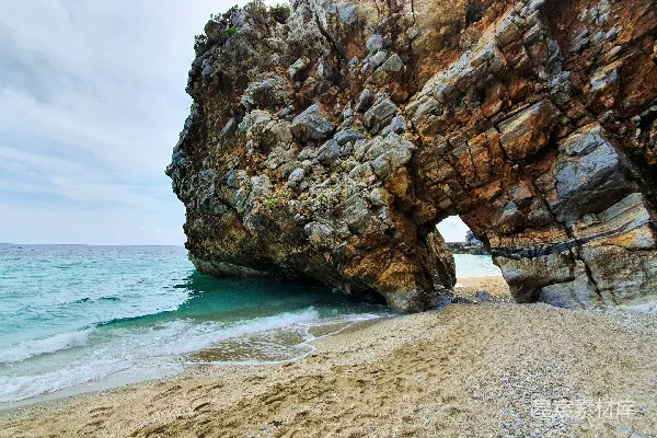 高清摄影 海边沙滩上的岩石形态