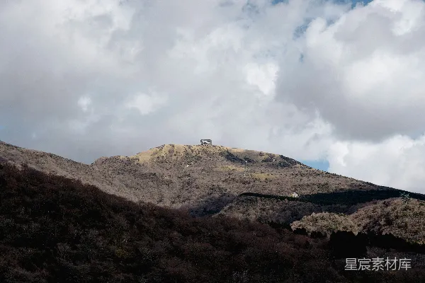 高清摄影 山顶上有座房子的山峰