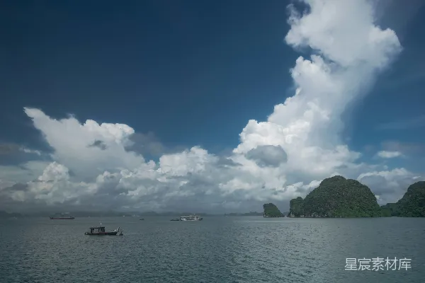 高清摄影 水面一艘小船