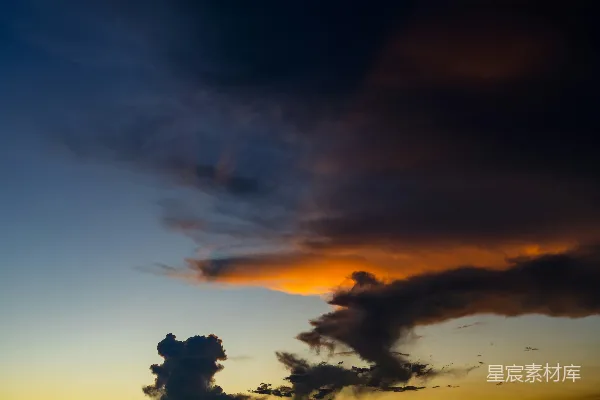 高清摄影 夕阳下的戏剧性云彩，橙色和暗色的色调。