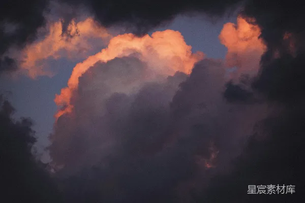 高清摄影 壮观的夕阳云彩，充满活力的橙色光芒