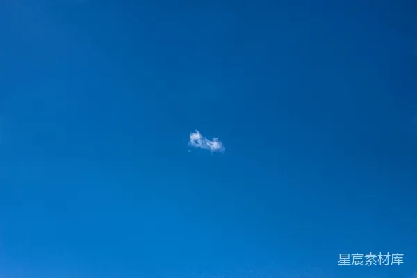 高清摄影 灰色直升机在天空中飞行