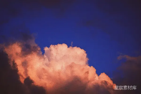 高清摄影 背景是蓝天的云朵。