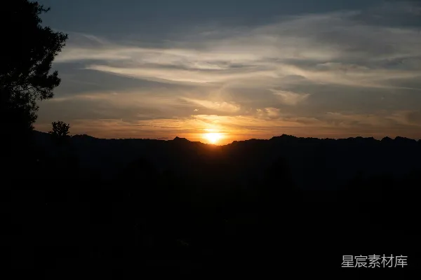高清摄影 天边的太阳正在落下田间。