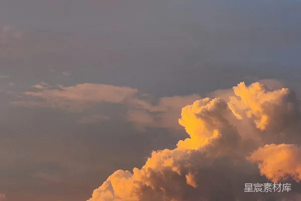 高清摄影 夕阳的光芒照耀下的戏剧性云彩
