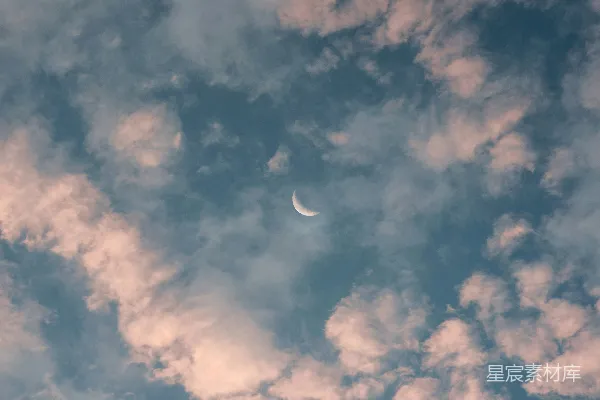 高清摄影 云蓝天空中的一弯 crescent 月