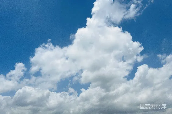 高清摄影 一架飞机在云层间穿过蔚蓝的天空