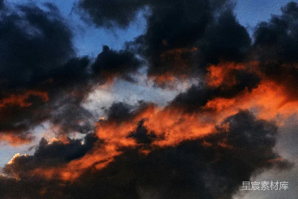 高清摄影 夕阳时分橙色和黑色的云朵