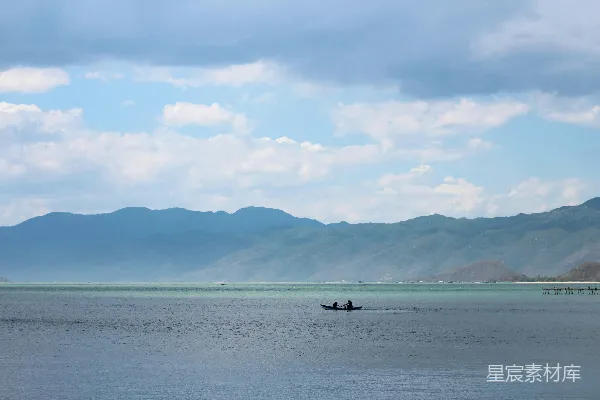 高清摄影 一艘小船漂浮在一大片水面上