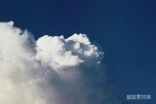 高清摄影 深蓝天空中突兀的白云