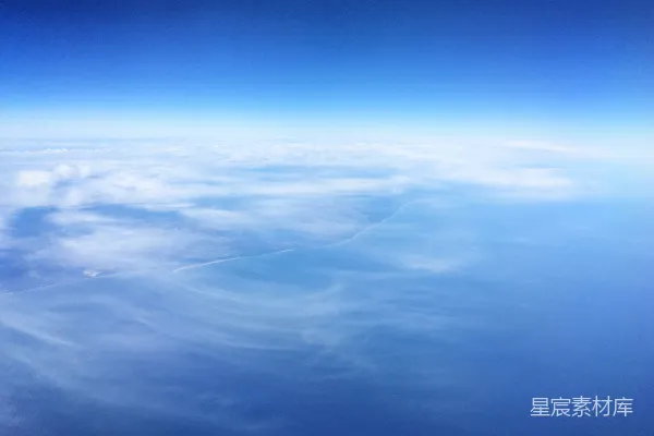 高清摄影 蔚蓝天空下漂浮着薄云的海洋上方