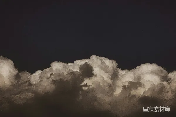 高清摄影 一架飞机穿越云层密布的天空