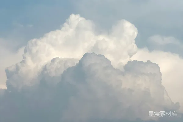 高清摄影 大片的白色和灰色卷云在阴天的天空中。