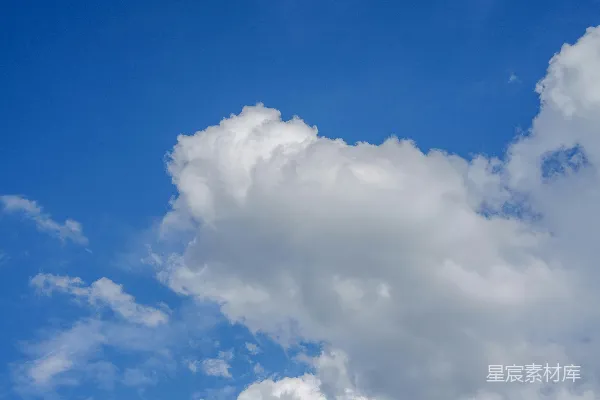 高清摄影 fluffy白的云朵漂浮在蔚蓝的天空中。