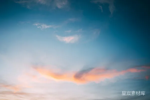 高清摄影 天空中飞行的飞机在黄昏时分