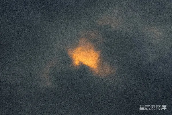 高清摄影 天空中弥漫着带有橙色光泽的乌云。