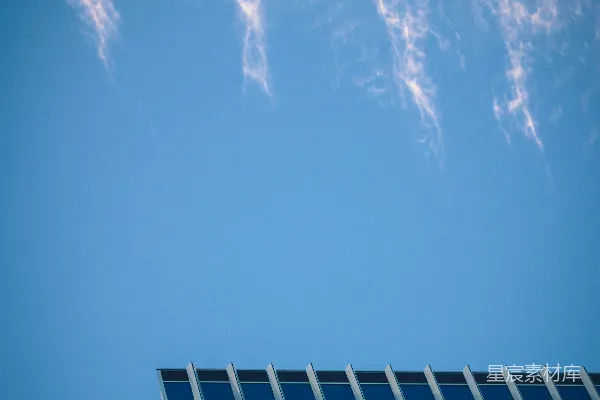 高清摄影 空中飞 plane 在一幢建筑之上空飞行