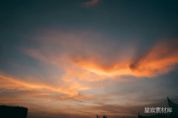 高清摄影 天边的云层背后，夕阳正在落下。