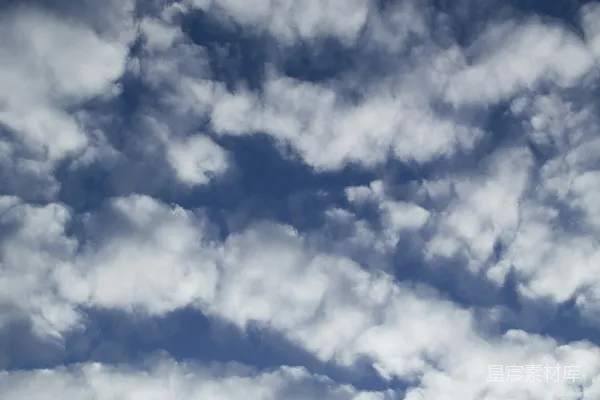 高清摄影 中云填充了明亮的蓝天。
