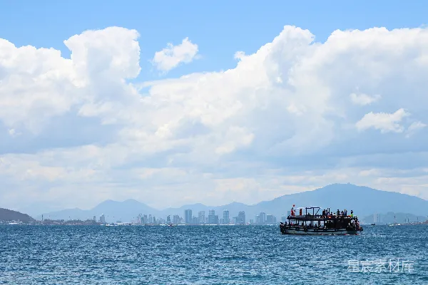 高清摄影 一艘船位于大海的中央，背景是城市。