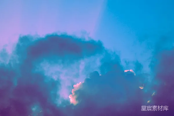 高清摄影 一架飞机在云层间穿越蔚蓝的天空