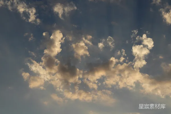 高清摄影 一架飞机在云层中穿行于蔚蓝的天空中