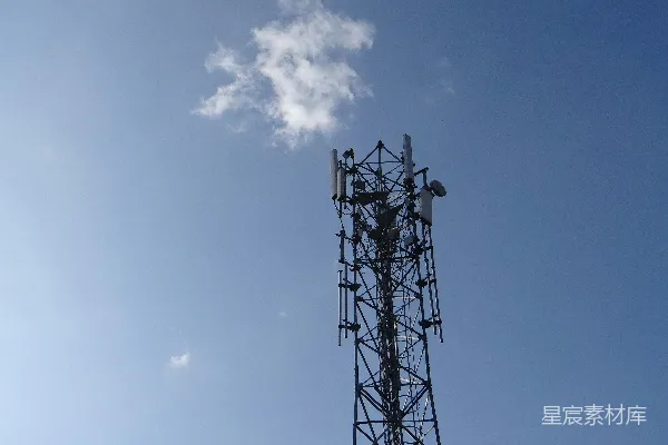 高清摄影 一座 cellphone 塔在蓝天背景下显现