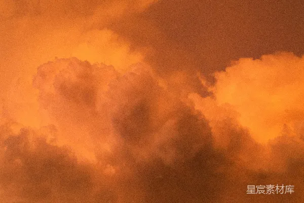 高清摄影 夕阳下，橙色的云朵 dramatic 地填满了天空。