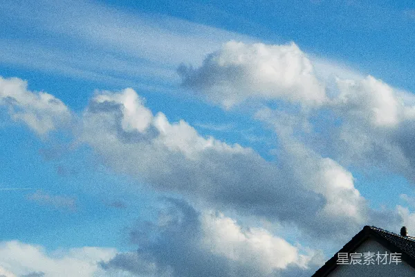高清摄影 fluffy白云漂浮在蔚蓝的天空中。