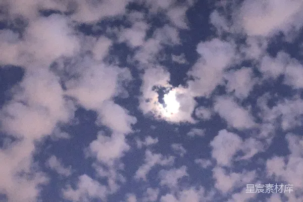 高清摄影 天空中阳光透过云层照耀着。