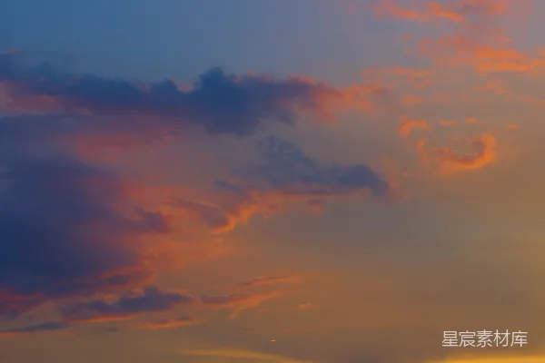高清摄影 夕阳下的 dramatic 云彩，橙色与蓝色的色调。