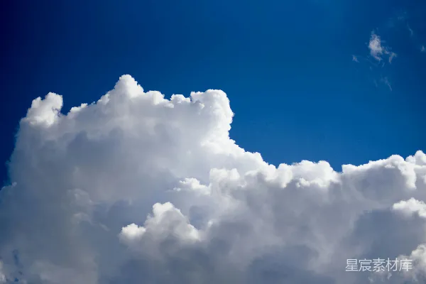 高清摄影 一架飞机在蓝天中有云的天空中飞行