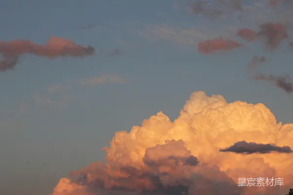 高清摄影 夕阳在天空中照亮了蓬松的云朵。