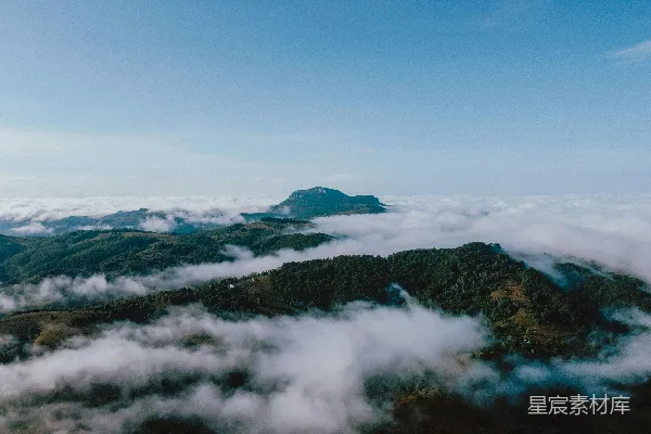 高清摄影 山峦之间低垂的云层俯视图