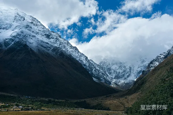 高清摄影 山顶覆盖着白雪的照片