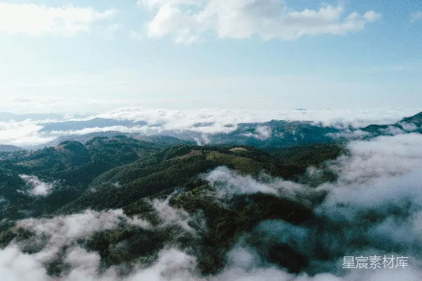 高清摄影 山峦起伏的山脉被云层覆盖的一幅空中俯瞰图