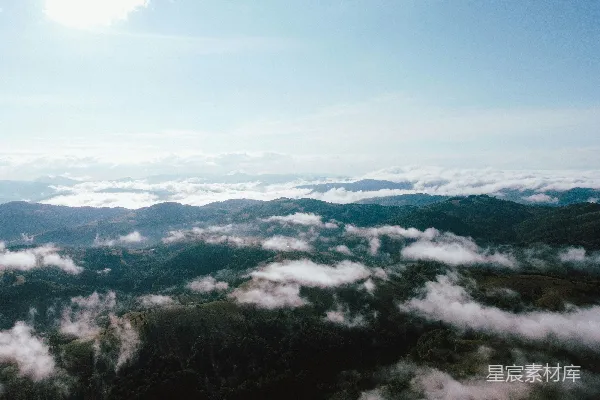 高清摄影 一幅山峦覆盖着云的空中景象