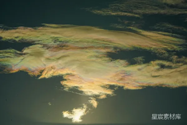 高清摄影 夕阳西下时，天空中闪烁着彩虹般的云彩。