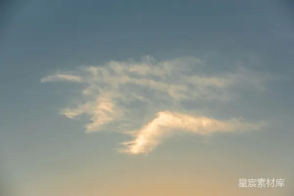 高清摄影 傍晚天空中飞翔的飞机