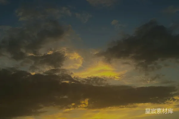 高清摄影 夕阳西下，海面上停着一艘船。